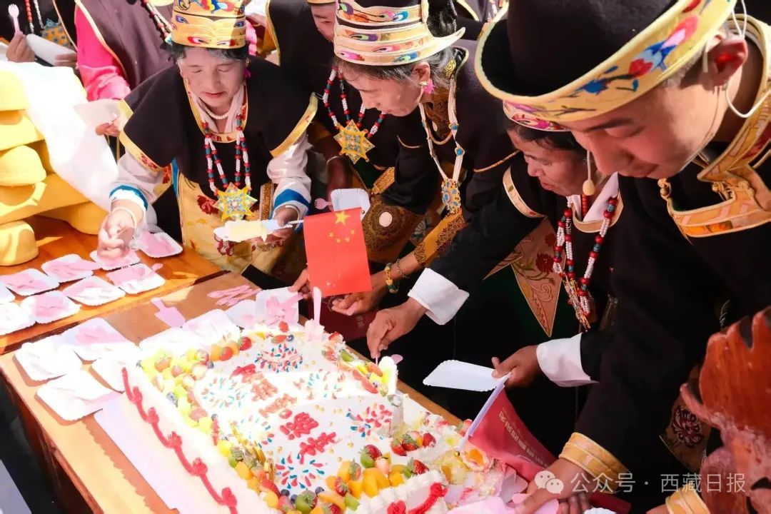 图为林芝市巴宜区林芝镇嘎拉村群众欢聚一堂，分享写有“幸福嘎拉村”的蛋糕。记者 王珊 谢筱纯 摄