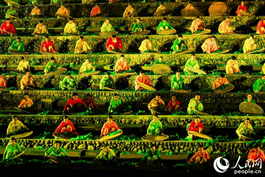 《印象大红袍》演出将传统技艺与现代舞美技术相融合，融入武夷茶农摇青的场景。人民网 李唯一摄