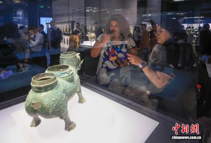 10月13日下午,上海博物馆东馆的“明星文物”牺尊吸引了海外学者的目光。 中新社记者 贾天勇 摄
