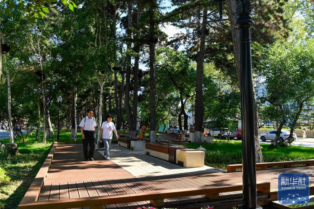 ↑ 7月30日，游客游览长春新民大街。