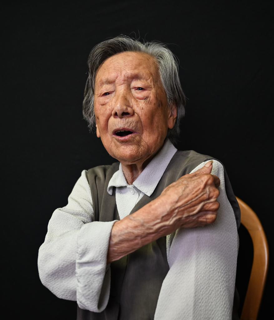 ↑2025年5月21日，夏淑琴讲述自己被侵华日军刺中三刀的经历。