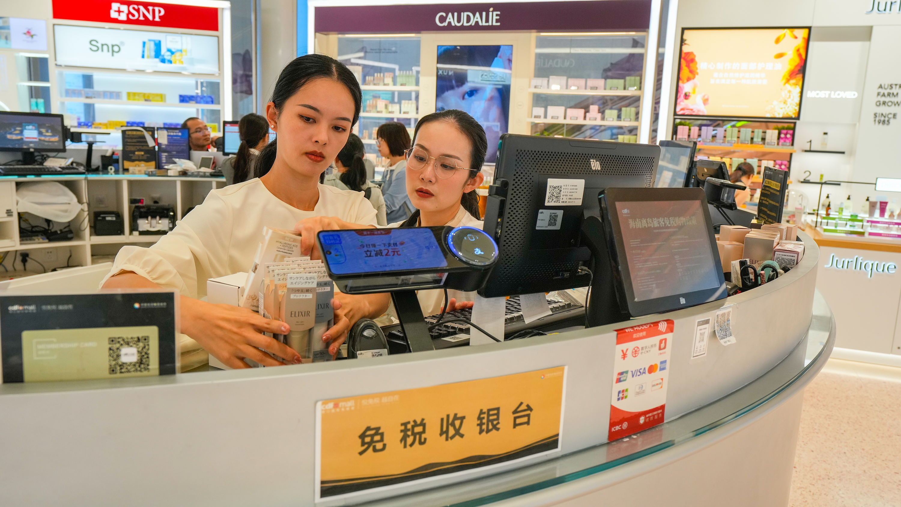 2025年11月1日，海口，cdf海口国际免税城内人头攒动，众多旅客在选购免税商品。