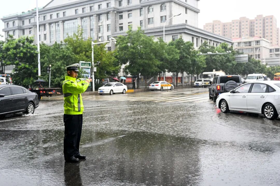 7月26日,在呼和浩特市南二环路,交警引导车辆通行 李志鹏 摄