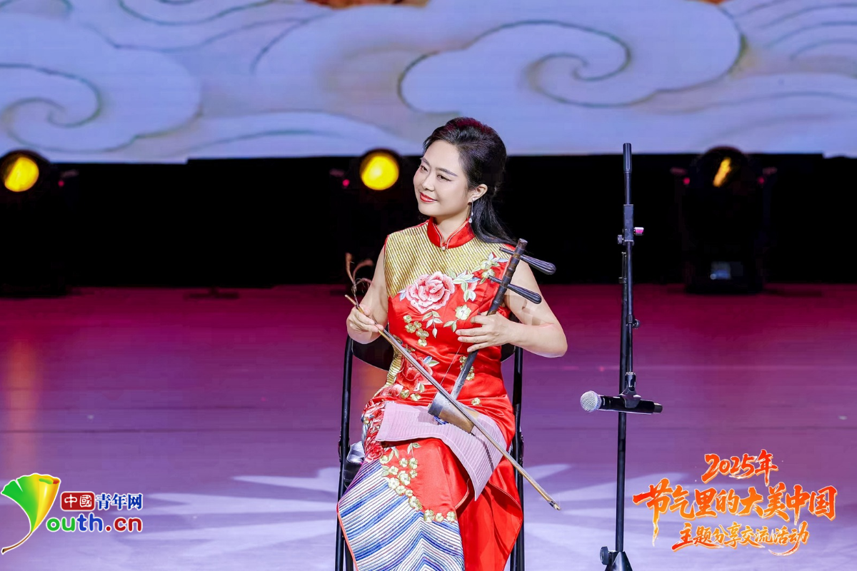 宋婷婷带来京胡演奏《瑞虎戏春》。中国青年网记者 高蕾 摄