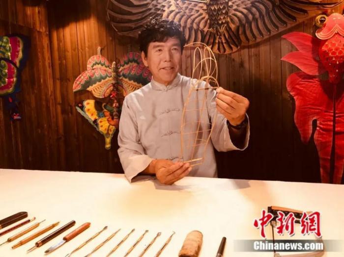 图为国家级“非遗”项目“天津风筝魏制作技艺”第四代传承人魏国秋正在制作风筝
