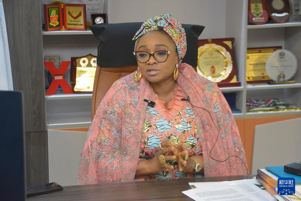 10月10日，尼日利亚妇女事务部长伊曼·苏莱曼-易卜拉欣在赴华参加全球妇女峰会前在位于首都阿布贾的办公室接受新华社记者专访。新华社发（奥拉图恩吉·萨利尤摄）