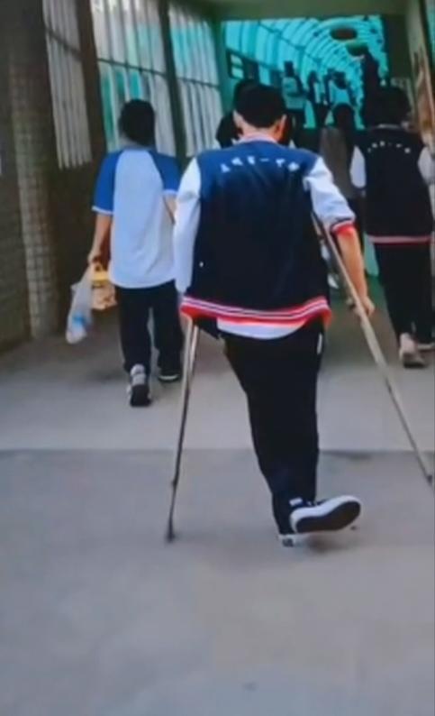 ▲凌崇恩不幸离世，家人、老师与同学们陷入深切的悲痛与惋惜中