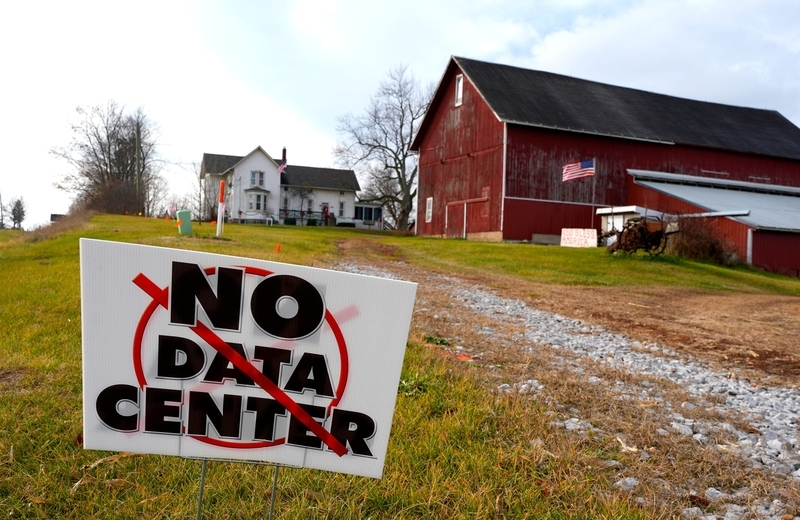 11月21日,美国萨林市密歇根大道附近住宅区庭院出现的抗议标语之一。当地多数居民反对数据中心建设计划。 IC Photo