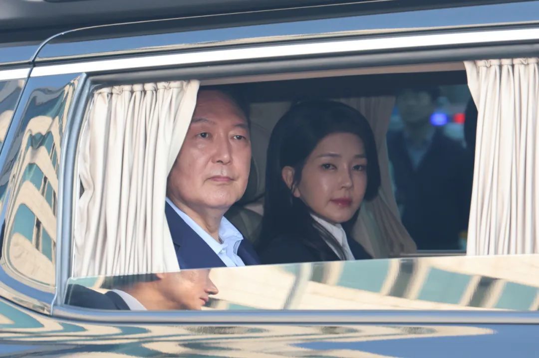 4月11日，尹锡悦和夫人金建希搬离韩国首尔汉南洞总统官邸，移居至瑞草洞私宅。图/IC