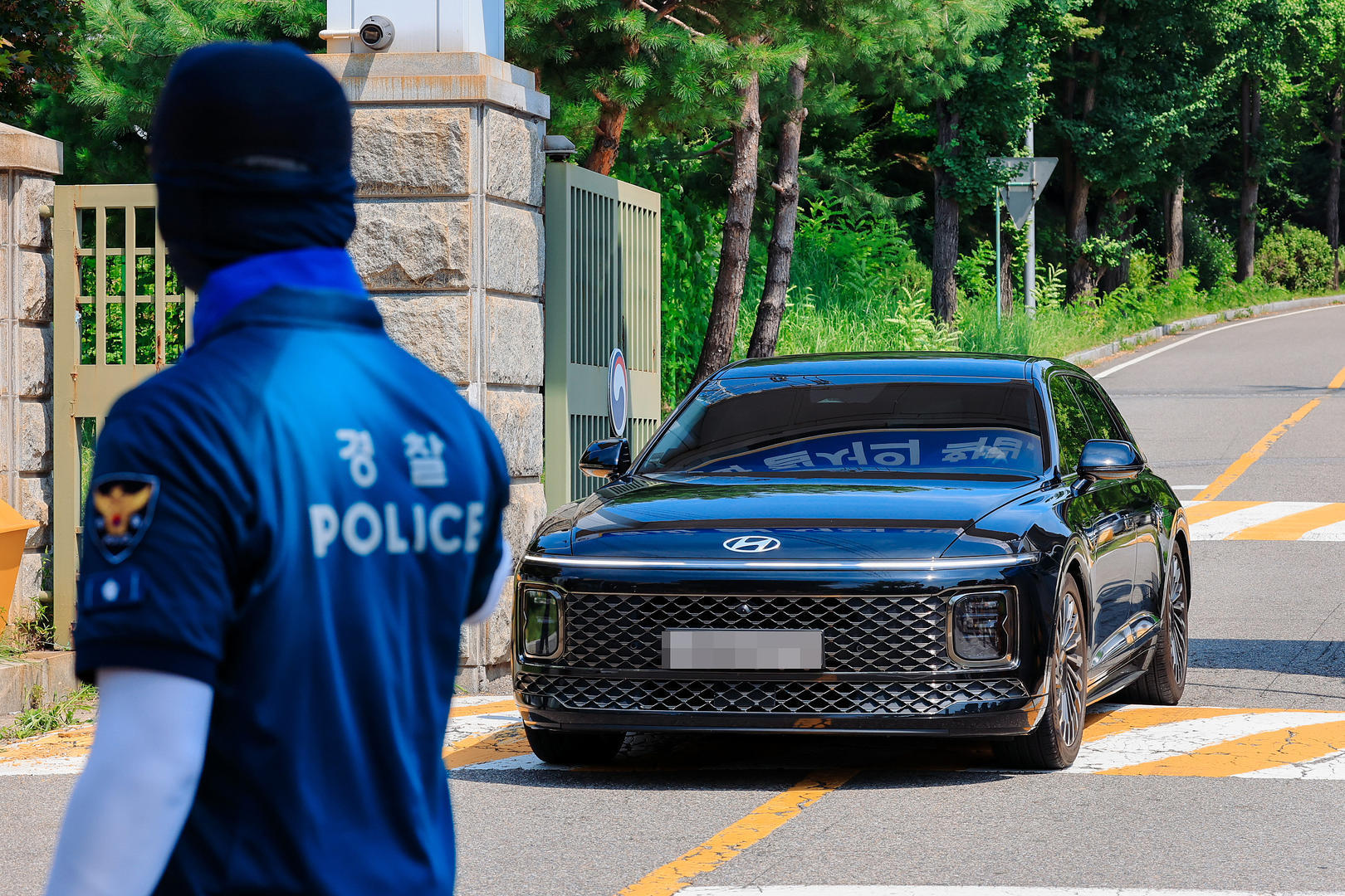 ▲8月1日上午,执行逮捕令失败后,特别检察组的车辆从韩国首尔拘留所驶出 图据IC photo
