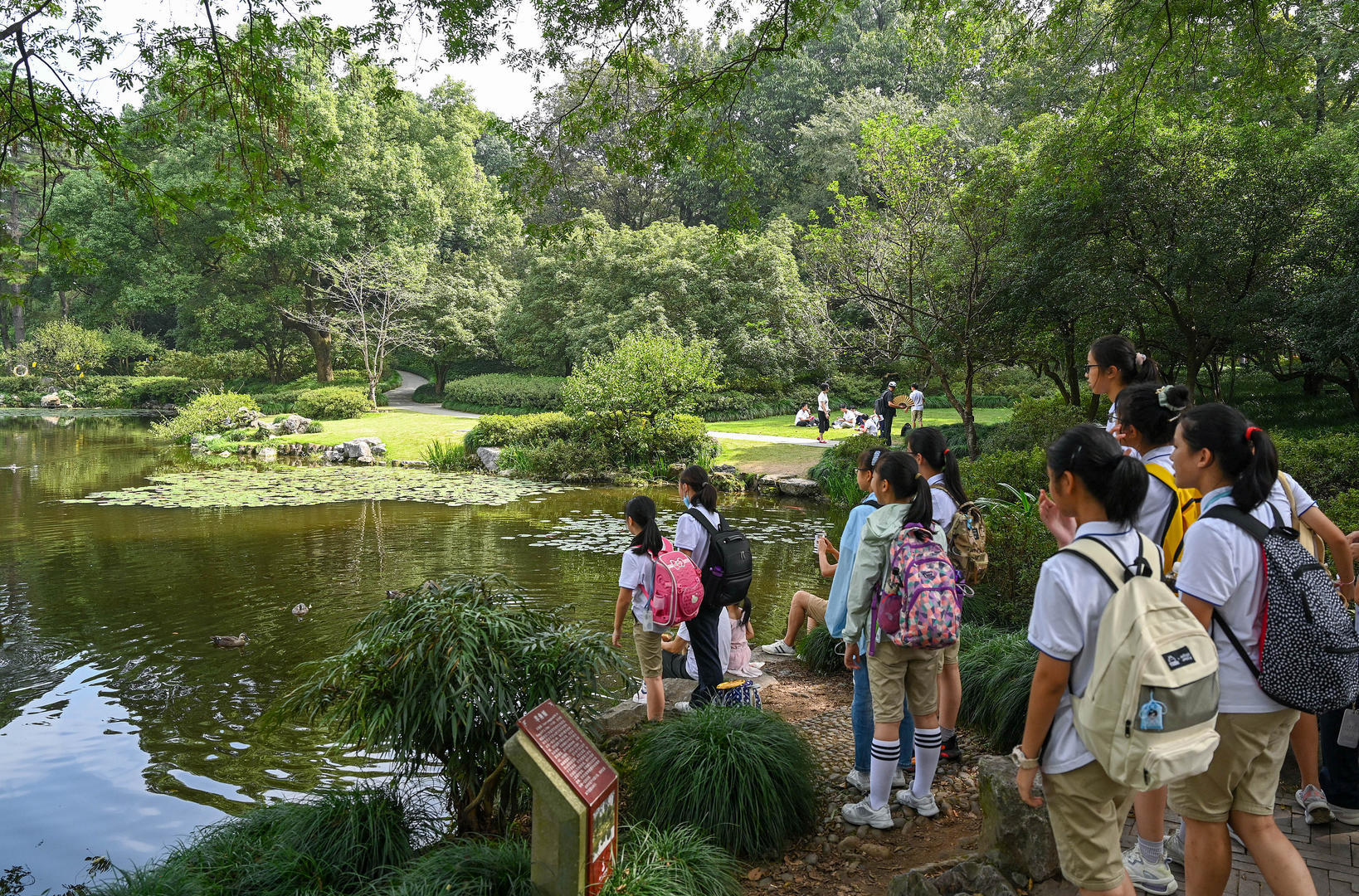 ↑“双减”政策落地后的首个秋假,杭州文澜实验中学组织同学们到杭州植物园秋游。图据视觉中国