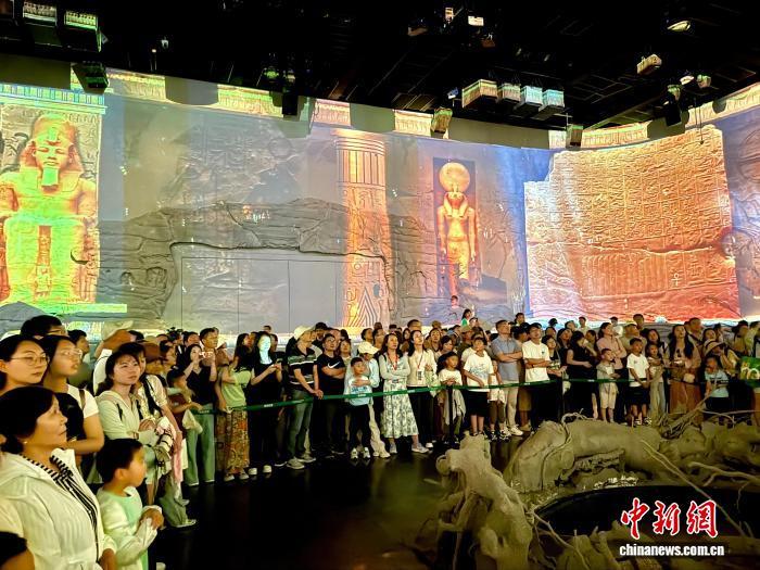 图为观众在《乐动敦煌》剧场内观看由声、光、电、影、音和真人演员组成的演出 王牧雨 摄