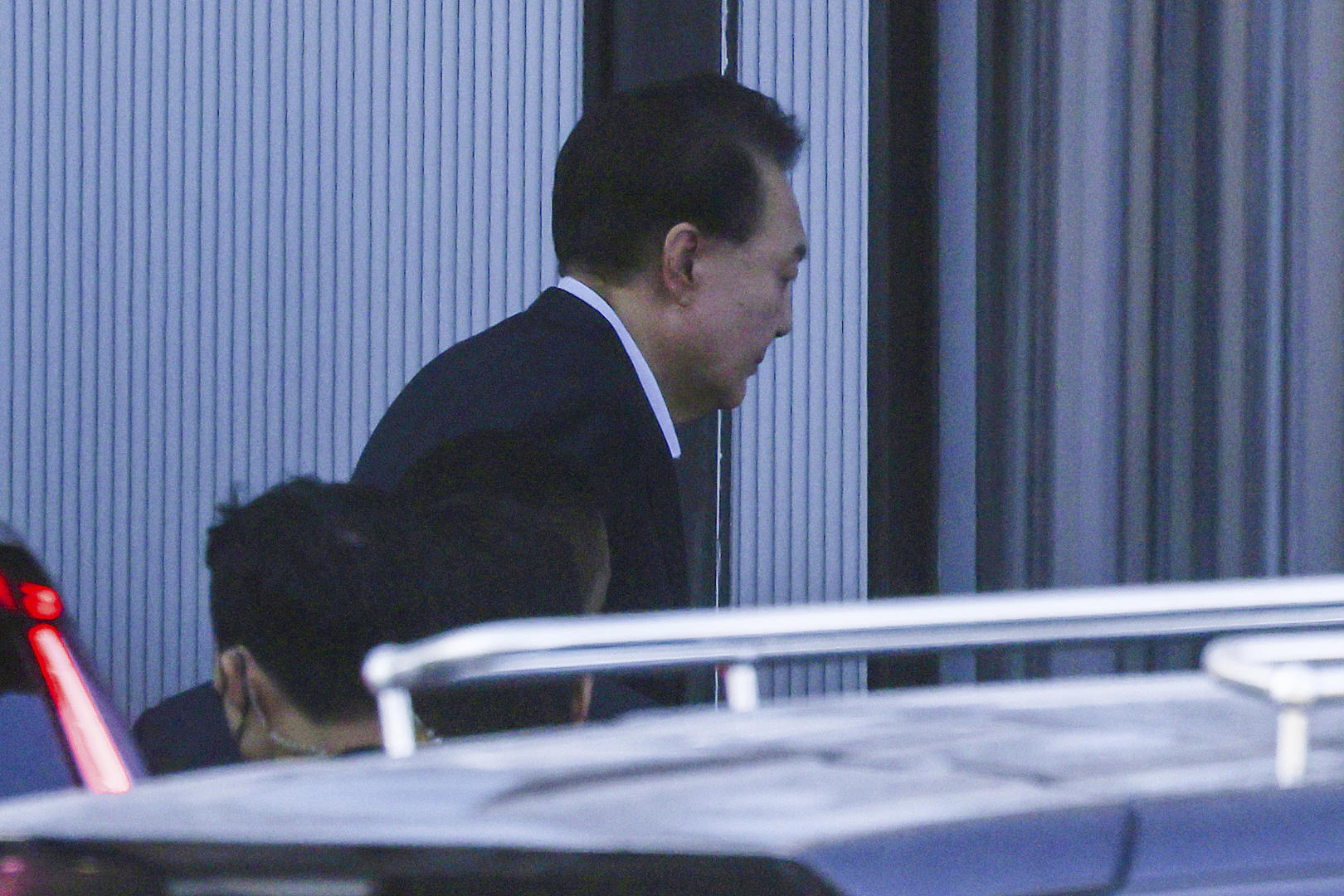 ▲1月15日，韩国总统尹锡悦抵达韩国公调处接受调查。图源/视觉中国