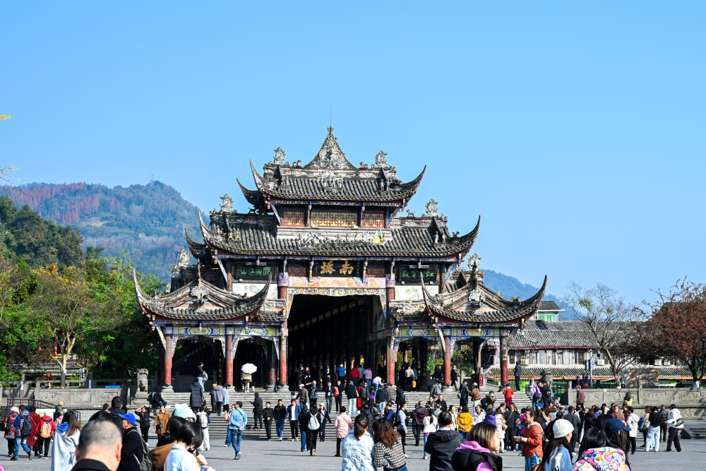 2025年11月30日，游客在都江堰南桥游览。新华社记者 胥冰洁 摄