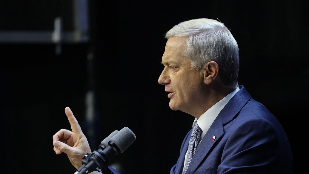 当地时间2025年12月14日,智利圣地亚哥,智利共和党总统候选人何塞·安东尼奥·卡斯特在总统决选结果公布后发表讲话。 视觉中国 图