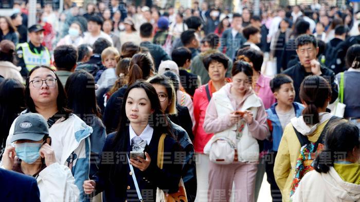 南京路步行街上行人络绎不绝。
