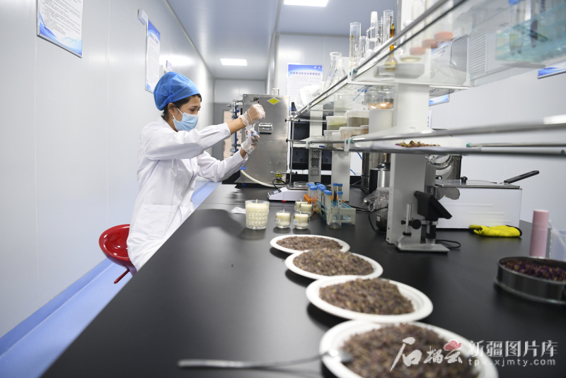 6月12日，技术人员在制作香薰蜡烛。