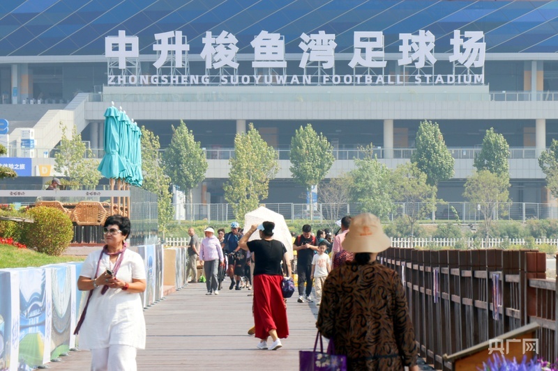 市民与游客在公园里散步(央广网记者 刘培俊 摄)