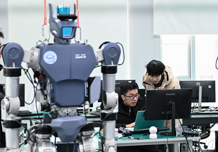 2025年2月24日,武汉格蓝若智能技术股份有限公司的研发团队成员在调试人形机器人。新华社记者 杜子璇 摄
