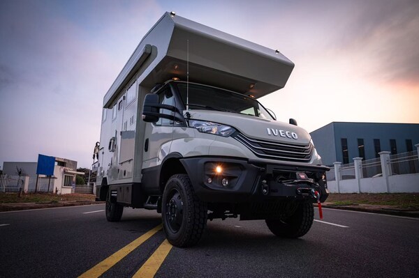 国内首款基于意大利依维柯Daily 4x4国六底盘改装的漫步者C型房车