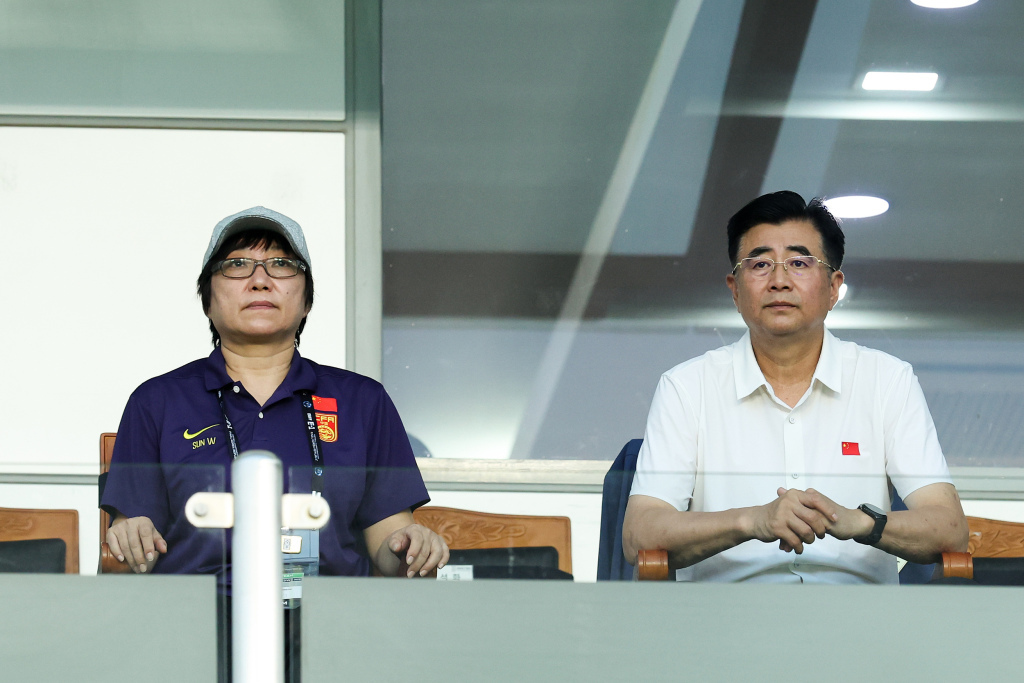 宋凯（右）、孙雯在看台上观战。