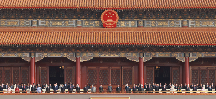 9月3日,纪念中国人民抗日战争暨世界反法西斯战争胜利80周年大会在北京天安门广场隆重举行。这是中共中央总书记、国家主席、中央军委主席习近平等在天安门城楼上。新华社记者 王晔 摄