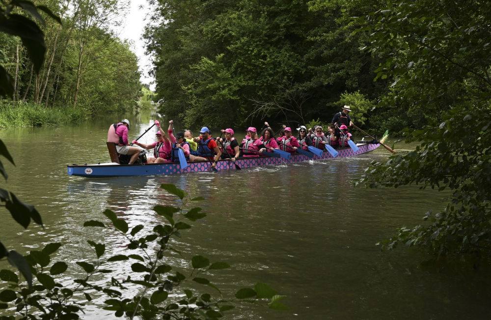 2024年7月7日,一支法国龙舟队在马恩河上划龙舟。