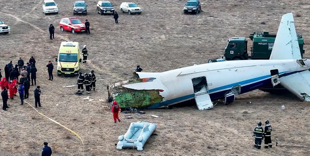 ◆阿塞拜疆航空遨游员尽最大发愤保全了机死后半段，部分乘客得以幸存。