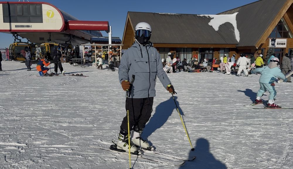 ↑马铭泽在练习双板滑雪。新华社记者 曹奕博 摄