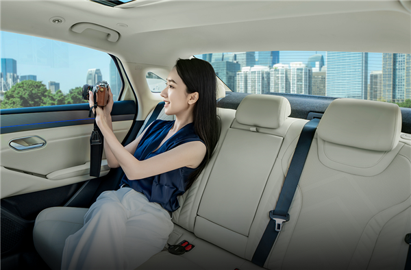 比亚迪秦L EV内饰官图发布:前备箱、怀挡、小冰箱统统安排上