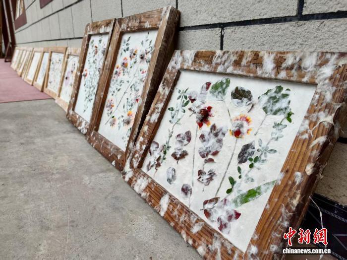 资料图：研学团队用野花野草和纸浆制作的画。　陈曦 摄
