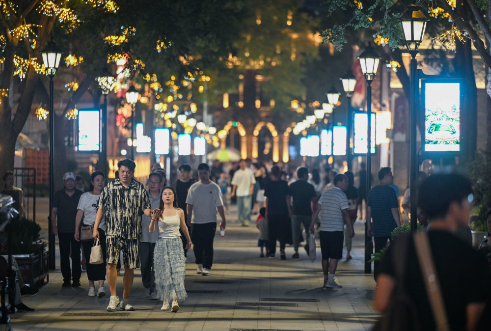 游客在天津市五大道“民园1920街区”内游玩。新华社记者赵子硕摄