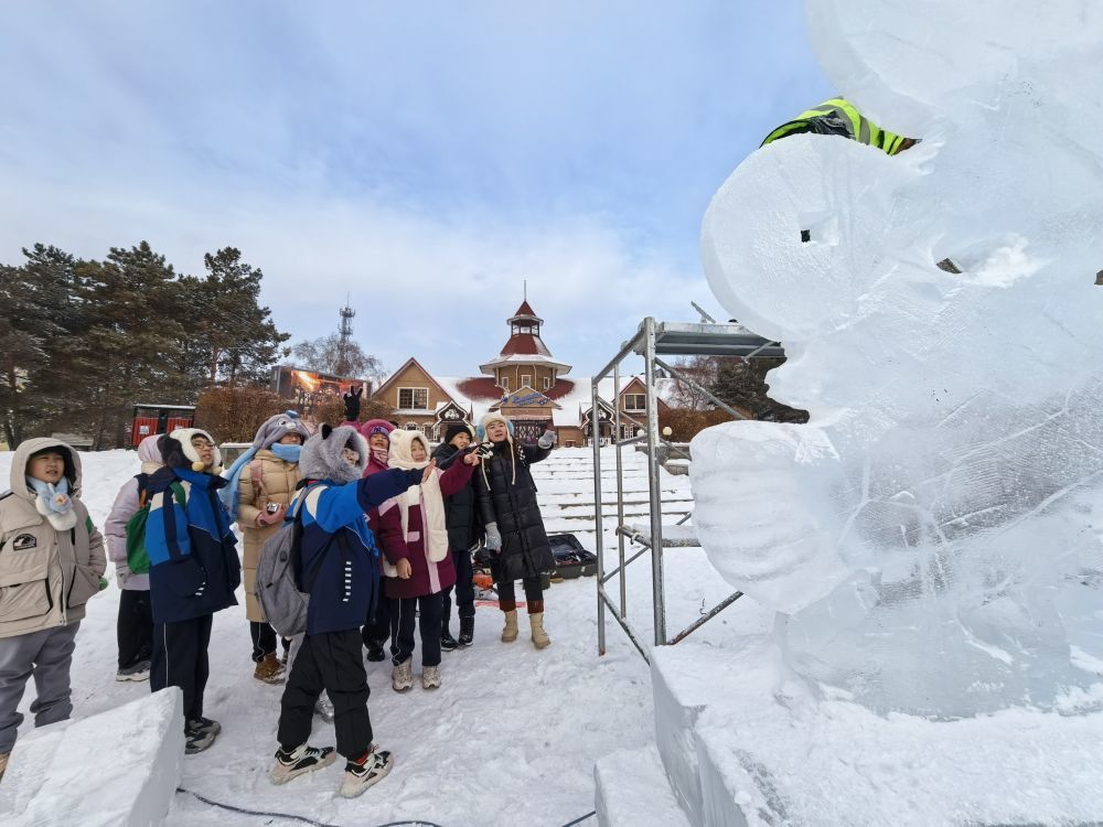 哈尔滨市继红小学校的学生在观摩学习冰雕技艺。（受访者供图）