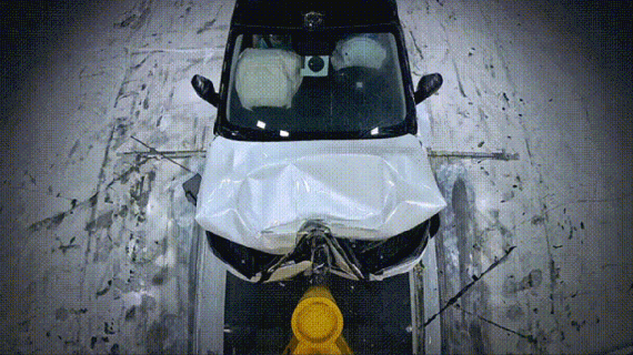 全球首次720度三连碰！AION i60挑战成功：刮底不起火爆炸