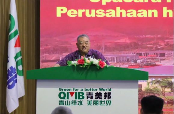 ● 許開(kāi)華在格林美印尼青美邦園區(qū)與湖北荊門(mén)市人民政府簽約現(xiàn)場(chǎng)