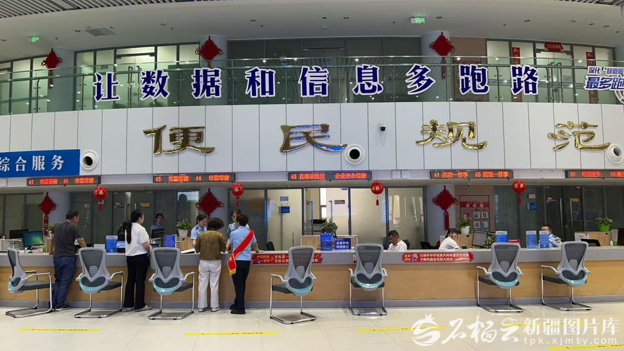 8月18日，在巴音郭楞蒙古自治州行政服务中心大厅，个体工商户正在咨询“个转企”业务。天山网-新疆日报记者 索蓉芝 摄