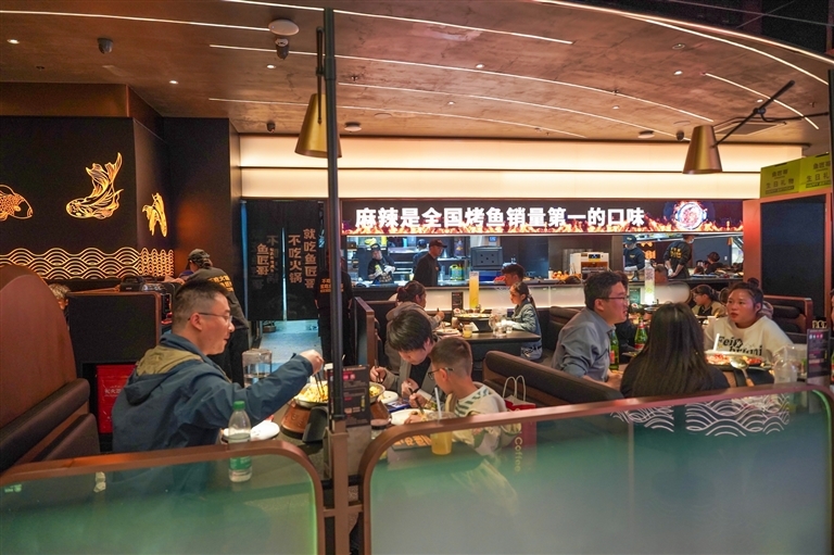 消费者正在鱼匠哥店内用餐。