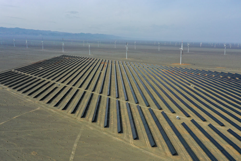 这是在新疆哈密市伊吾县拍摄的哈密—重庆&plusmn;800千伏特高压直流输电工程配套新能源项目（3月23日摄，无人机照片）。新华社记者 丁磊 摄