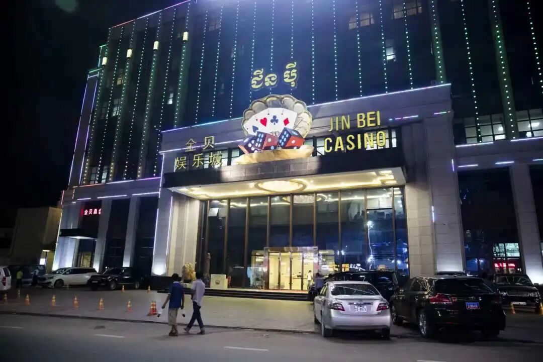 2018年3月，游客途径柬埔寨金贝赌场。
