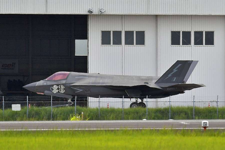 在日本鹿儿岛机场紧急着陆的英国F-35B战斗机。日媒8月12日摄