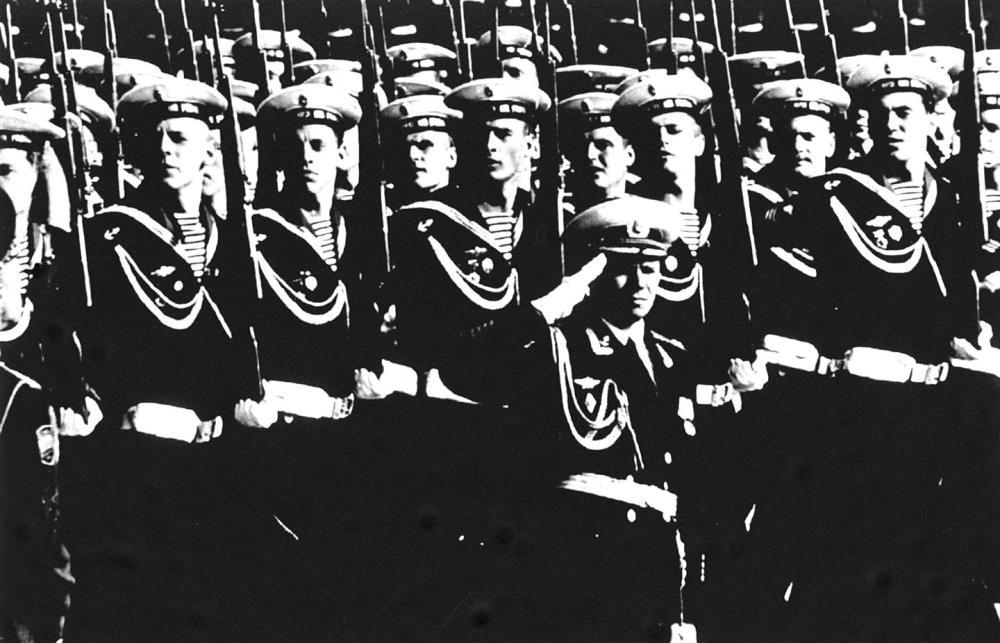 1996年5月9日,在俄罗斯莫斯科红场举行的纪念卫国战争胜利51周年阅兵式上,海军学院的学员们接受检阅。新华社记者饶爱民摄