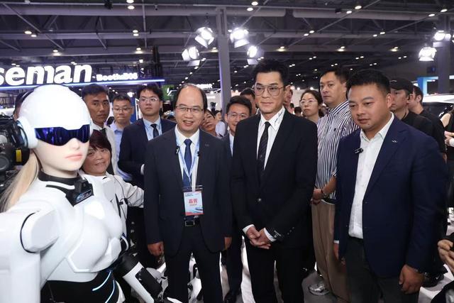 【著名影星古天乐与墨甲机器人互动】