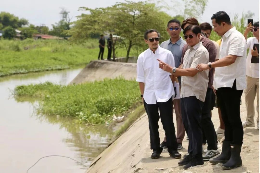◆由于防洪腐败丑闻不断发酵,马科斯前往布拉干省视察防洪项目。