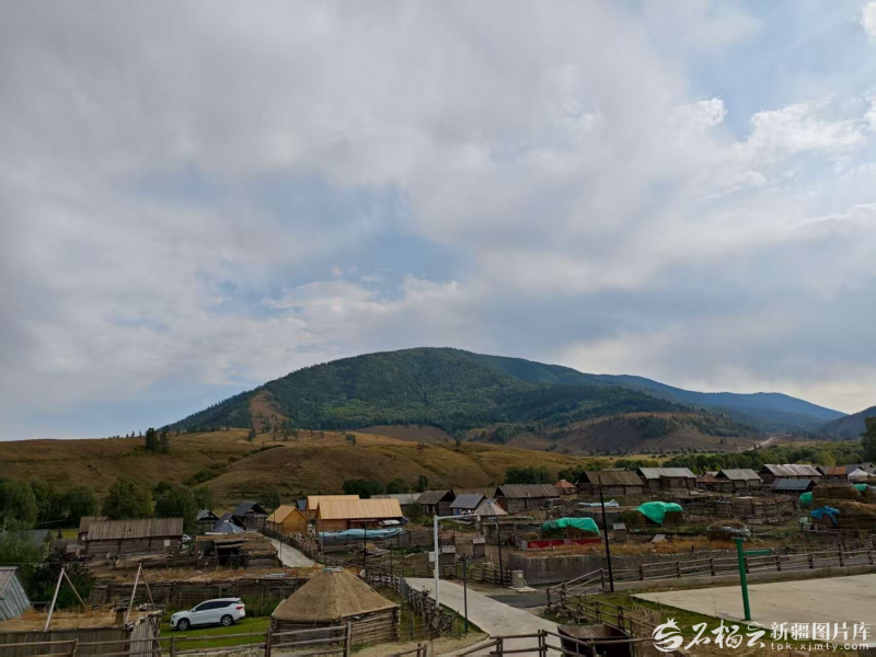 8月31日,远眺铁热克提乡齐巴尔希力克村,已有不少在建民宿木屋。石榴云/新疆日报 记者宋海波摄
