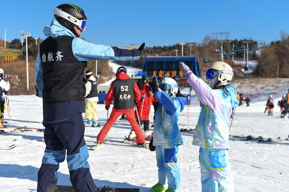 12月3日,在长春市天定山滑雪场,学生们跟随教练学习滑雪。新华社记者 张楠 摄