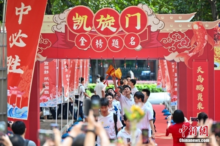 6月7日,考生前往广州天河中学考点。当日,2025年高考大幕开启。中新社记者 陈骥旻 摄