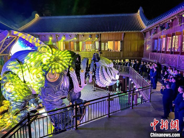图为4月25日，民众与机甲熊猫互动。高展　摄