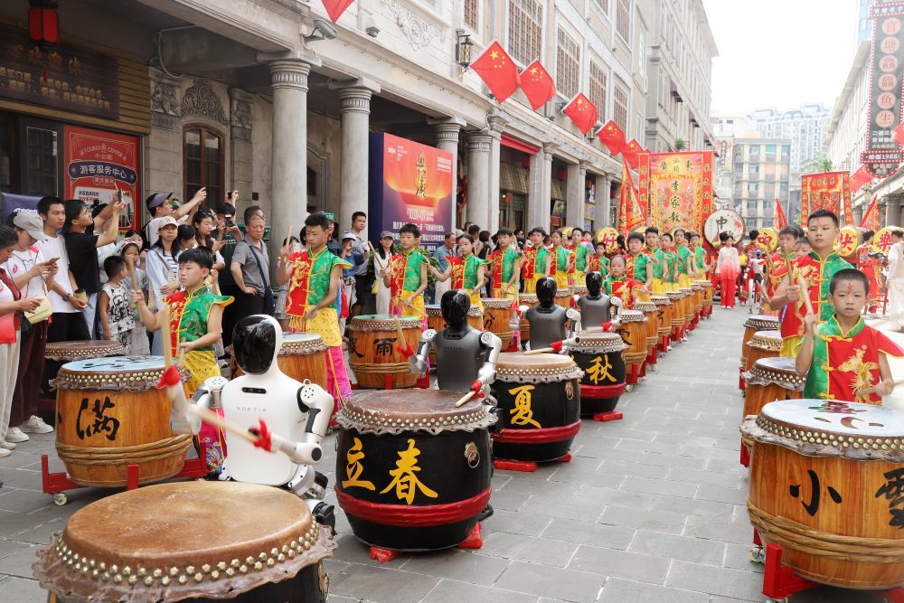 10月6日,在广东省汕头市小公园景区,机器人与演艺人员共同演出鼓舞《二十四节令鼓》。新华社发(姚军摄)