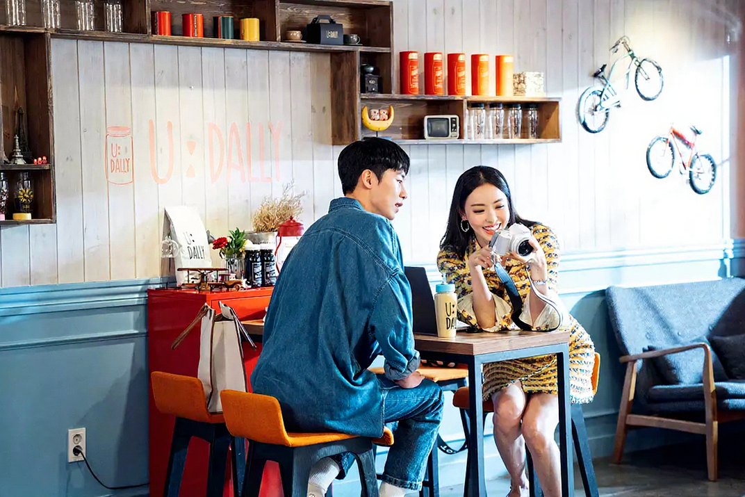 你刷到的爆款起号帖子,这10万人流水线制造