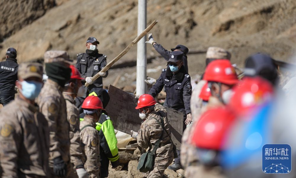 1月10日，在定日县长所乡古荣村，警察和各方救援力量一起清理废墟。新华社记者 晋美多吉 摄